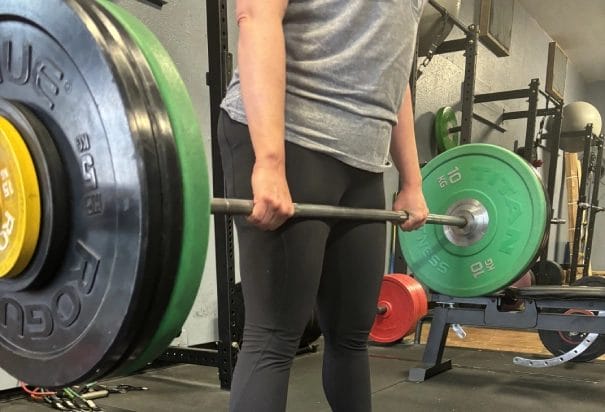 girl hold barbell
