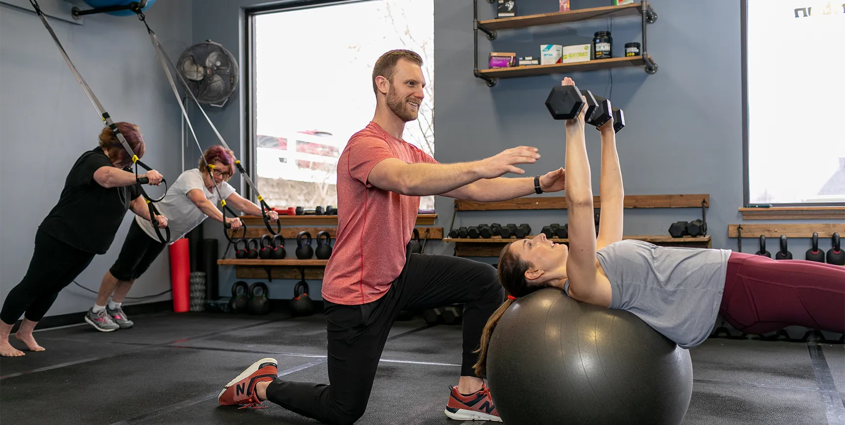 people training together with their coach at MET-Fitness